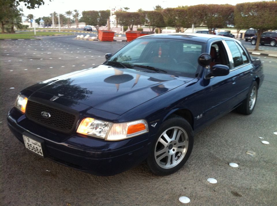 Dark blue 2007 Ford Crown Victoria 3q-front view with license plate 85684