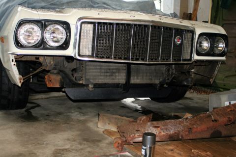 1976 Ford Ranchero - The front of a 1976 Ford Gran Torino is shown with the bumper removed, revealing the grille and radiator.