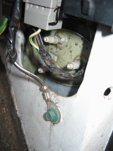 1992 Ford Bronco - Ground behind passenger side kick panel