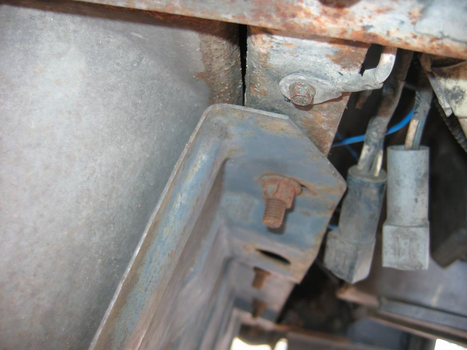 unknown ground behind rear bumper rear next to gas tank, may be for back up lights or trailer connection