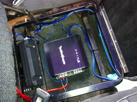 1992 Ford F-150 - Amps installed under the center seat.