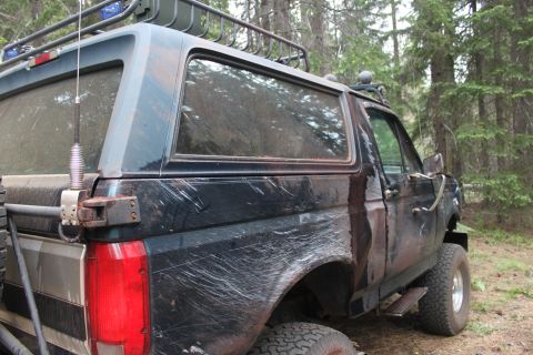1995 Ford Bronco - This Ford Bronco, likely from the early to mid-1990s, shows significant wear and tear from off-road use.