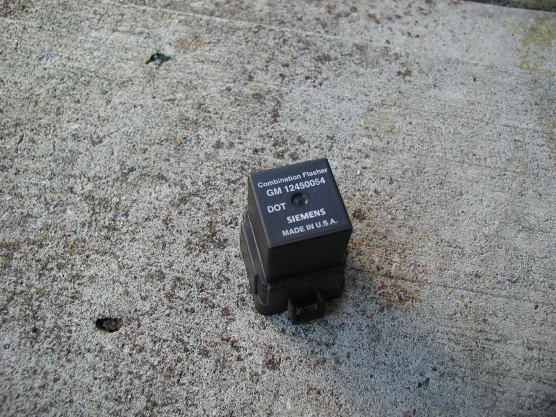 Black combination flasher part with GM 12450054 and Siemens markings