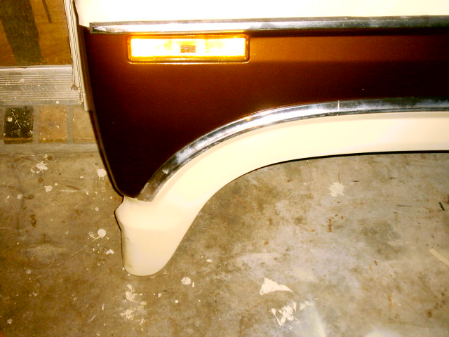 Brown and white fender with amber turn signal. 1980 Ford Bronco