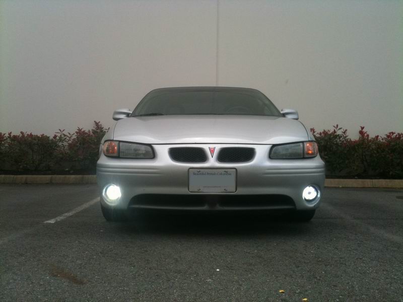 Silver 2002 Pontiac Grand Prix front view with fog lights on