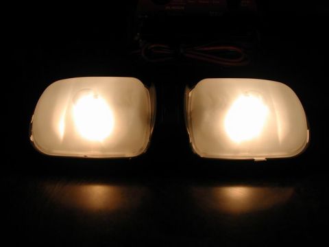 1990 Ford F-250 - A pair of illuminated domelights are shown, with visible wiring and a Supermotors.net watermark at the bottom right.