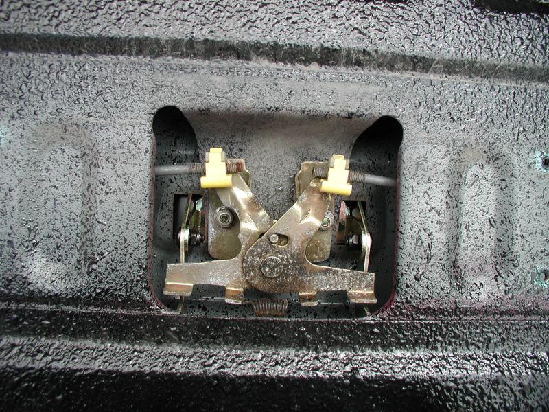 Tailgate lock mechanism with yellow plastic clips