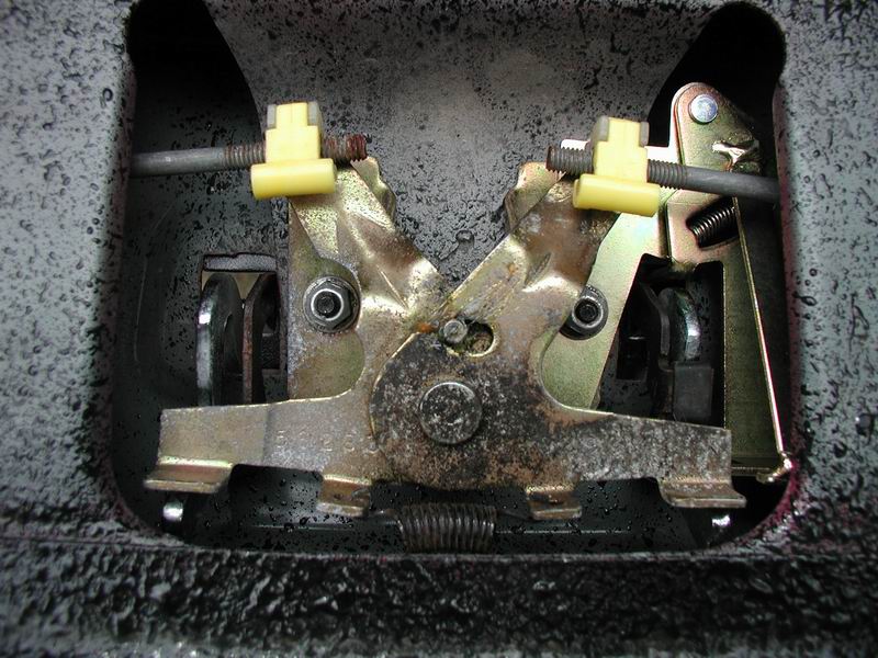 Tailgate lock mechanism with yellow plastic guides and metal levers