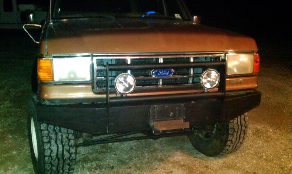 1987 Ford Bronco front with push bar and fog lights