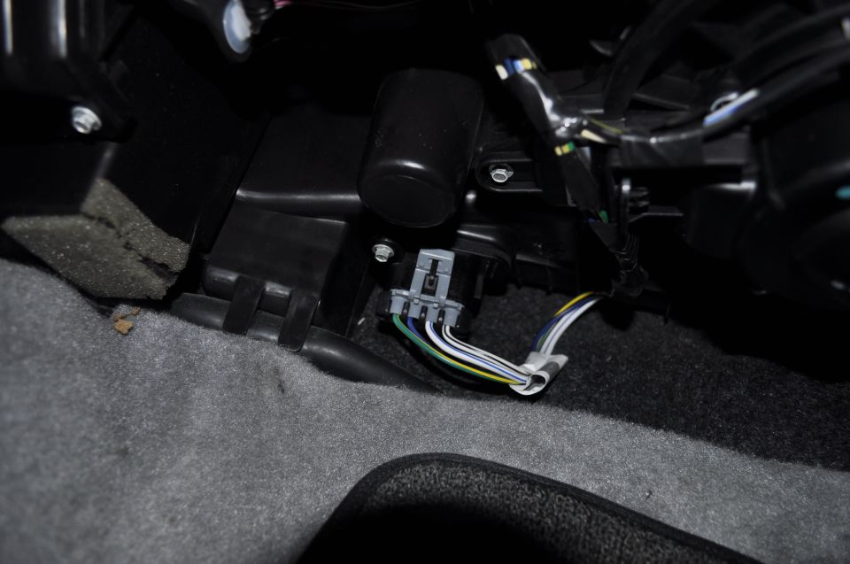 Blower motor connector with multi-colored wires