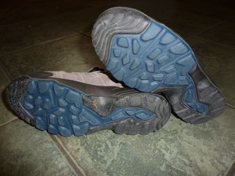 1900 Yugo GVX - The soles of two shoes are shown, a blue and black tread pattern. The registry information is incorrect.