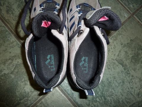 1900 Yugo GVX - These athletic shoes do not match the registry claim of a 1900 Yugo GVX.