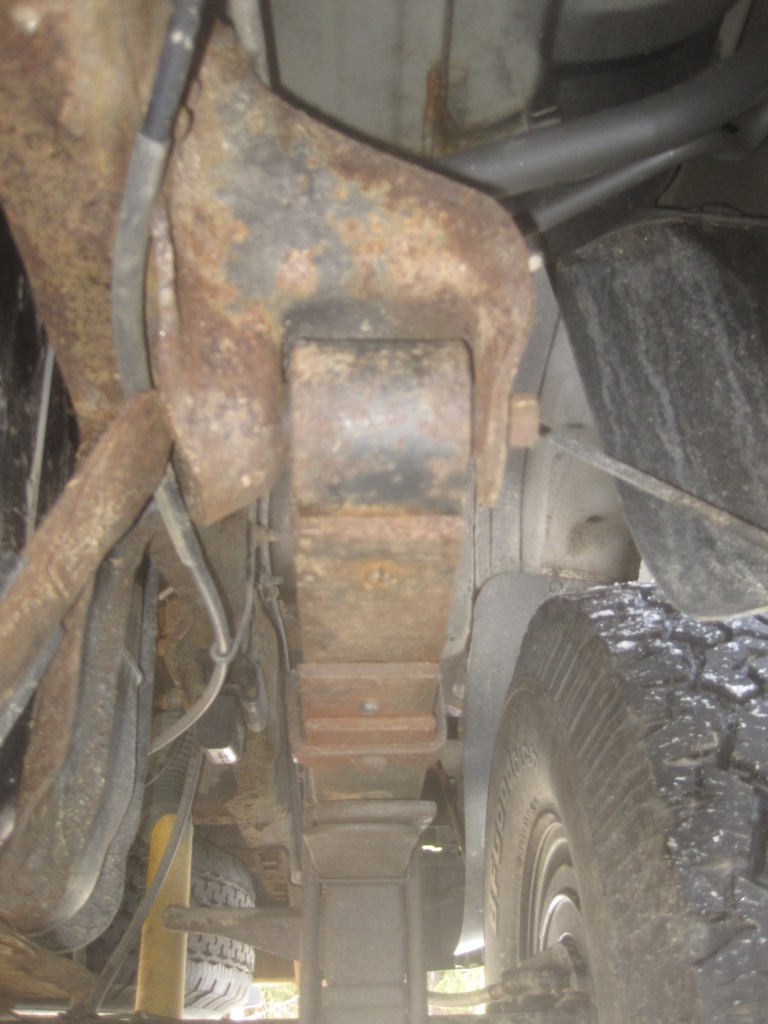 2003 Ford F-350 leaf spring suspension and tire