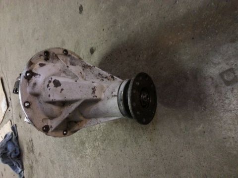1985 Toyota Pickup/SR5 - Differential part shown on a concrete floor, with a Supermotors watermark visible.