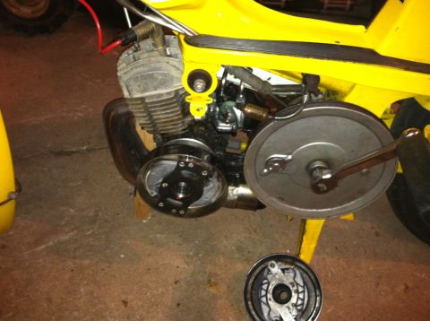 1981 Garelli Rally Sport - Close-up of a moped engine and wheel assembly, with a separate brake drum in the foreground.