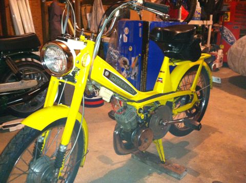 1981 Garelli Rally Sport - A yellow moped with 'Motobecane' visible on its frame is parked indoors.