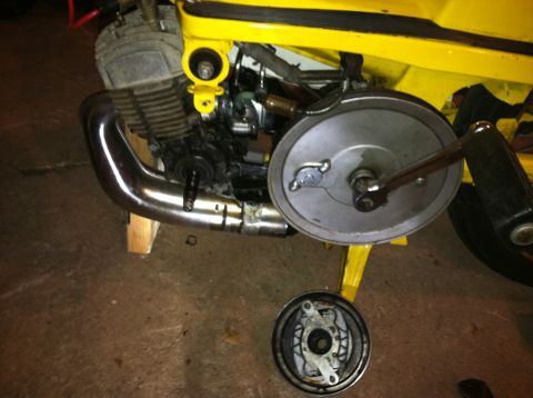 1981 Garelli Rally Sport - Close-up of a moped's engine and wheel area, showing disassembled brake components.