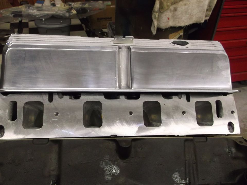 Aluminum engine valve cover and cylinder head assembly