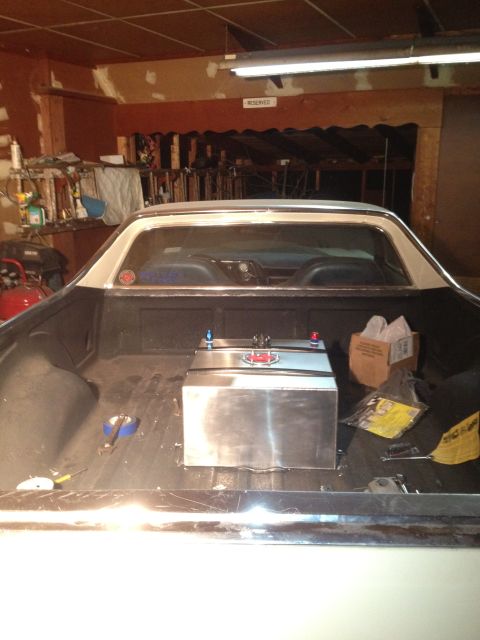 1972 Ford Ranchero - The bed of a 1972 Ford Ranchero contains a large, custom fuel tank, suggesting modifications for performance.