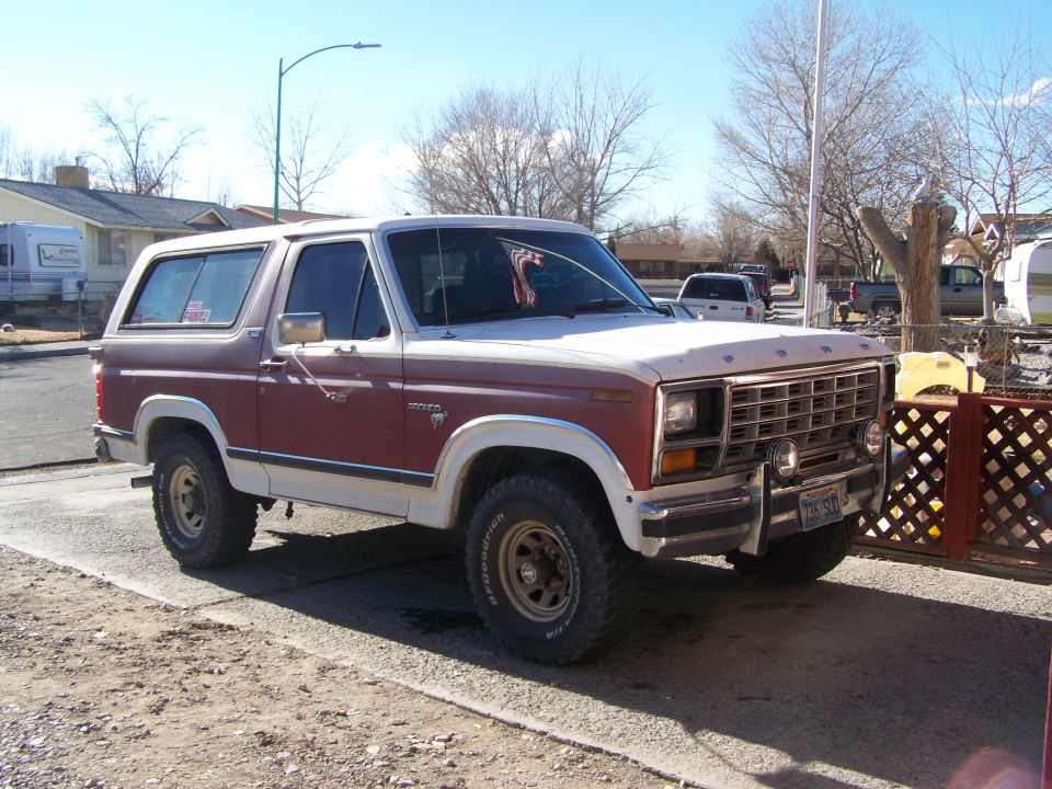 1981 Ford Bronco, two-tone red and white, 3q-front view