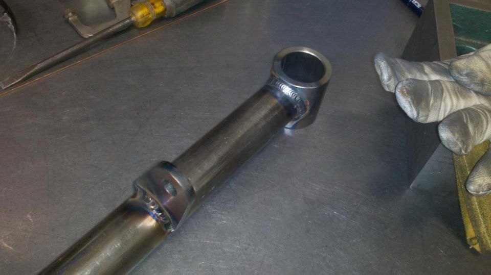 Welded metal tube part with a circular opening at one end