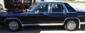 1991 Ford Crown Victoria LTD - This 1991 Ford Crown Victoria LTD sedan is seen from its side profile.