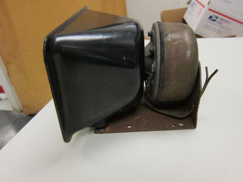 2001 Ford Crown Victoria - This is a siren speaker and motor assembly, not a 2001 Ford Crown Victoria.