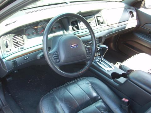 2003 Ford Crown Victoria photo