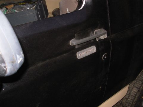 1983 Ford Bronco - It almost looks like it belongs there! [url=http://www.supermotors.net/registry/media/953071] http://www.supermotors.net/getfile/953071/thu…