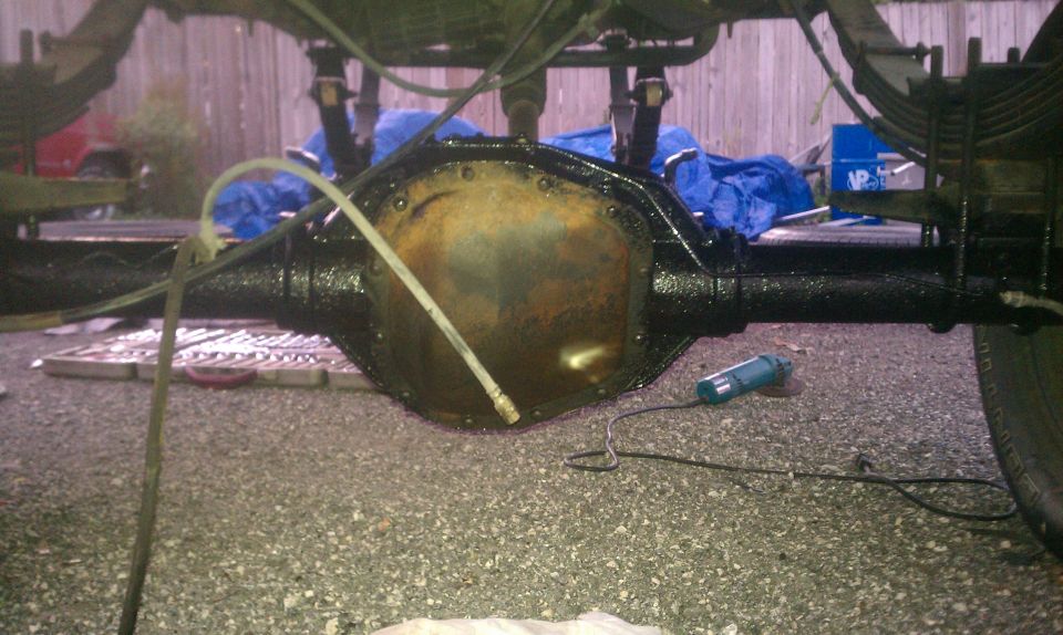 Rear axle differential with black coating and leaf springs above