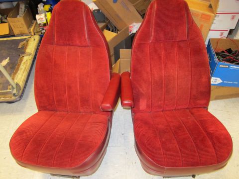1991 Ford LTD Crown Victoria - These red velour bucket seats with armrests are not from a 1991 Ford Crown Victoria LTD.