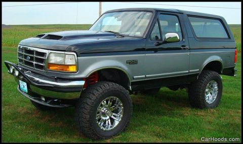 1994 Ford Bronco - This lifted 1994 Ford Bronco features a two-tone paint job and aftermarket accessories.