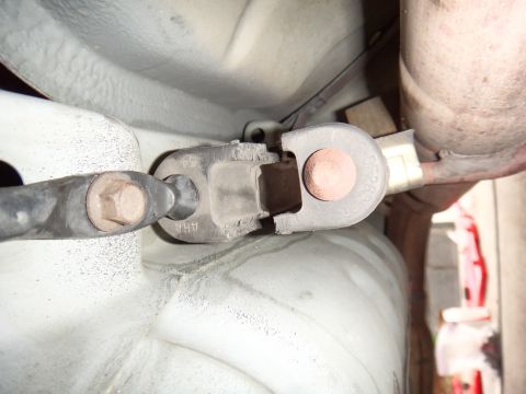 2000 Lincoln Continental - Damaged suspension bushing on a vehicle, showing a bolt and bracket connection.