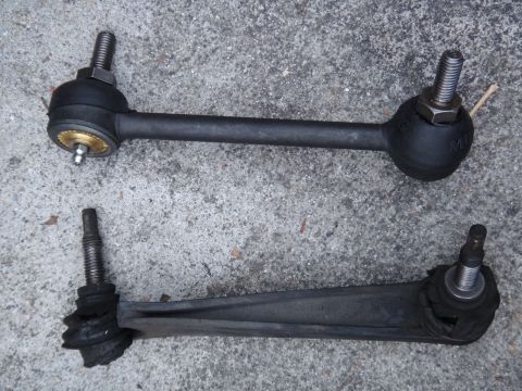 2000 Lincoln Continental - Comparison of a new and worn suspension stabilizer link for a vehicle.
