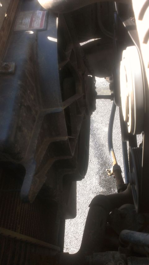 1995 Ford Bronco - The engine compartment reveals the fan and belt system, with a Supermotors.net watermark visible.