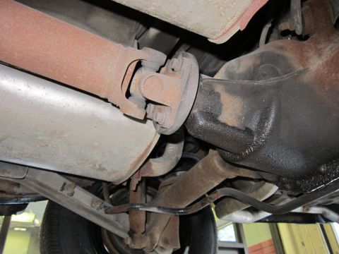 1991 Ford LTD Crown Victoria - Underside view of a 1991 Ford Crown Victoria LTD, focusing on the driveshaft and differential assembly.
