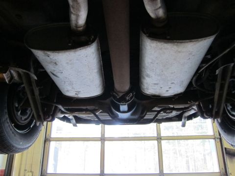 1991 Ford LTD Crown Victoria - Underbody view of a 1991 Ford Crown Victoria LTD, highlighting its dual exhaust system and rear axle.