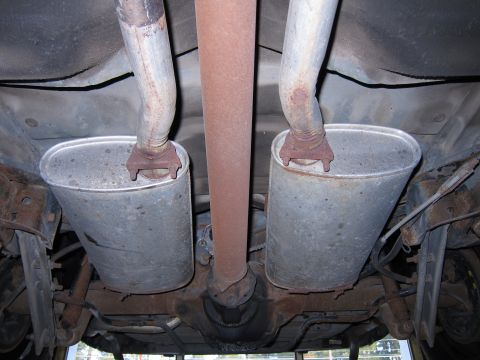 1991 Ford LTD Crown Victoria - The underside of a 1991 Ford Crown Victoria LTD reveals its dual exhaust system and driveshaft.