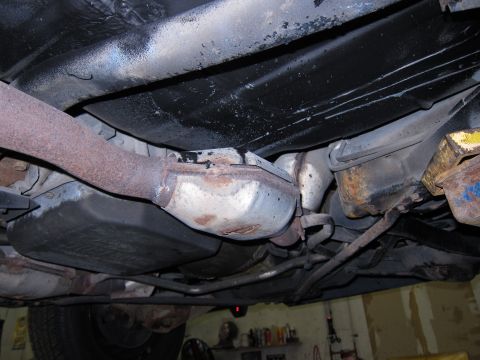 1991 Ford LTD Crown Victoria - The underbody of a 1991 Ford Crown Victoria LTD is visible, including the exhaust pipe and catalytic converter.