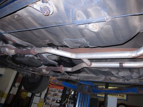 1991 Ford LTD Crown Victoria - Underside view of a vehicle's exhaust system, dual pipes and catalytic converters.