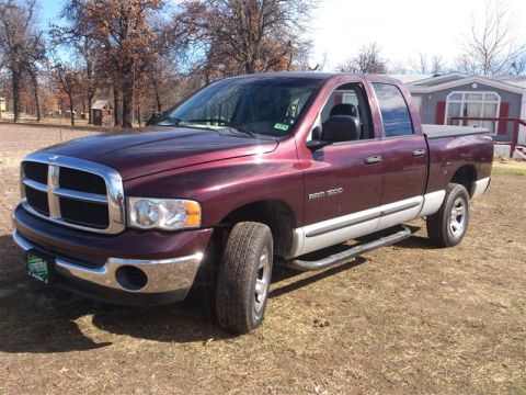 2004 Dodge 1500 - This 2004 Dodge Ram 1500 pickup truck is shown from the front three-quarter view.