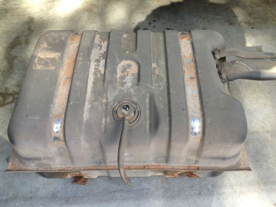 Fuel tank with filler neck and hose