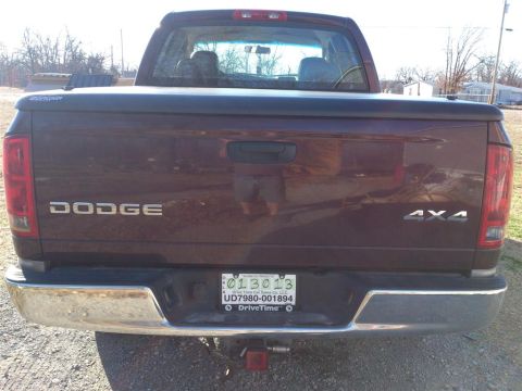 2004 Dodge 1500 - The rear of a Dodge pickup truck is shown, a tonneau cover and a license plate.