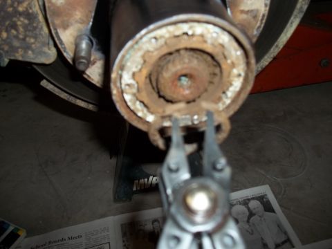 1990 Ford Bronco - Removing a snap ring from a heavily corroded vehicle axle hub assembly.