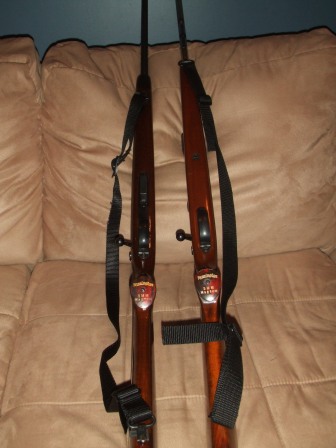 1996 Ford Bronco - Two rifles are displayed on a couch, with a Supermotors.net watermark visible at the bottom.