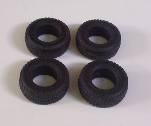 1992 Ford Bronco - Four tires are displayed on a white background, with a website URL visible in the lower right corner.
