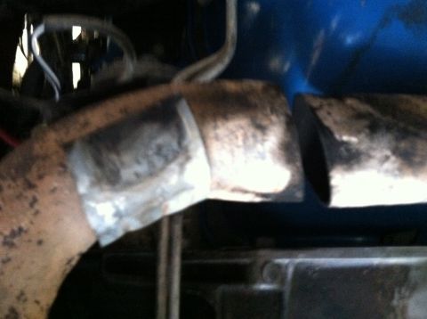 1989 Ford Bronco - The Bronco had a pretty loud exhaust leak, got down under and found this.