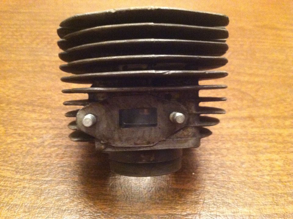Engine cylinder with cooling fins and two bolts