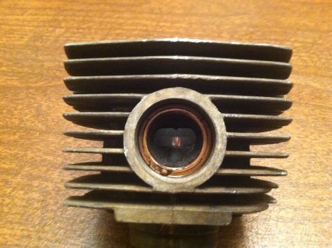 1981 Garelli Rally Sport - Close-up of a motorcycle cylinder head, showing its ribbed exterior and central opening.