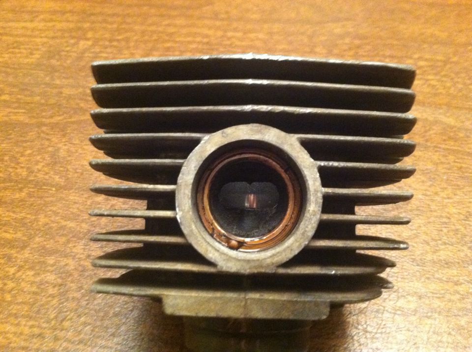 Motorcycle cylinder head with cooling fins and spark plug hole